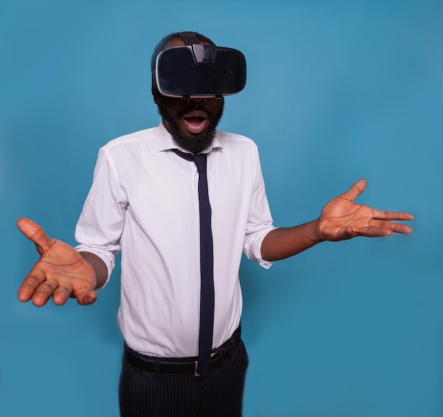 Ritratto di un uomo sorpreso che indossa occhiali per realtà virtuale con un'esperienza futuristica utilizzando la moderna tecnologia digitale. persona con auricolare vr nella simulazione 3d utilizzando apparecchiature interattive.