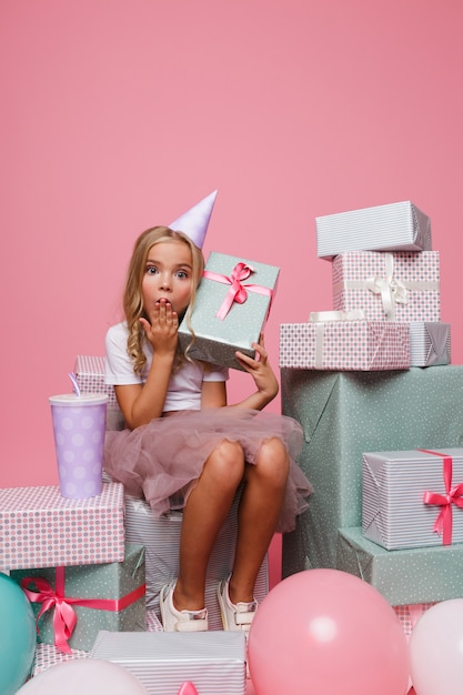 Free photo portrait of a surprised pretty little girl