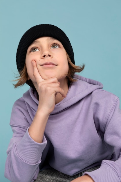 Портрет мальчика-подростка, позирующего и думающего