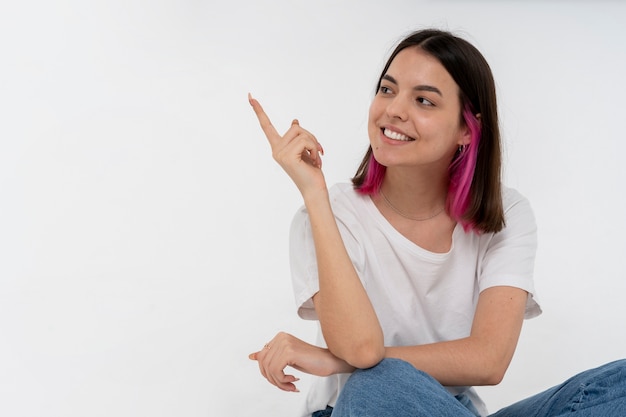 Free photo portrait of a teen girl pointing at something