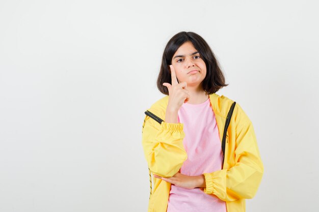 티셔츠, 재킷을 입고 자신감 있는 앞모습을 보고 있는 10대 소녀의 초상화