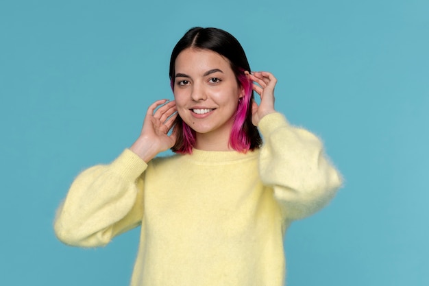 Free photo portrait of a teen girl styling her hair