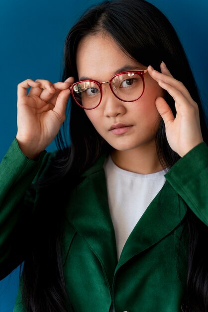Foto gratuita ritratto di ragazza adolescente con gli occhiali