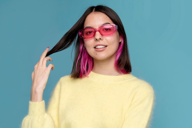 Ritratto di una ragazza adolescente che indossa occhiali da sole