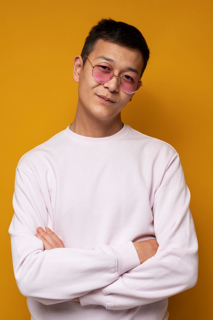 무료 Photo 선글라스를 쓰고 멋지게 보이는 10대 소년의 초상화
