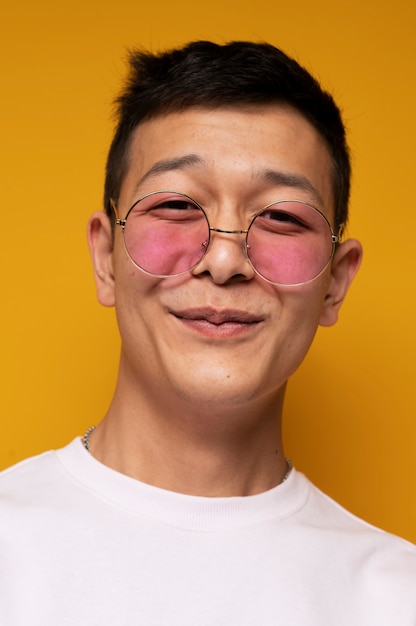 Портрет мальчика-подростка в солнцезащитных очках и улыбающегося