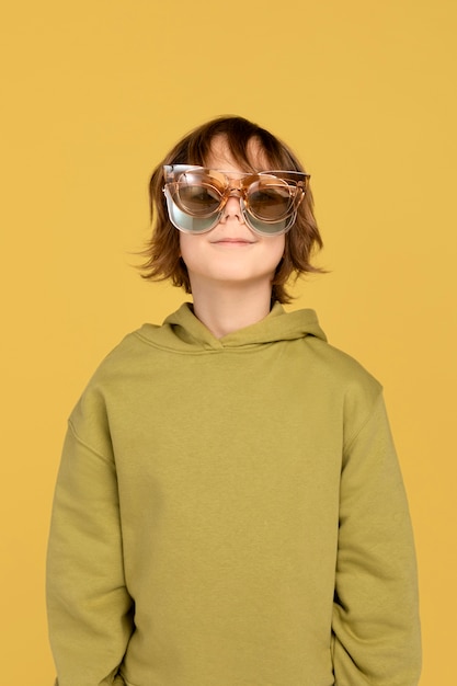 Free photo portrait of teenage boy wearing sunglasses