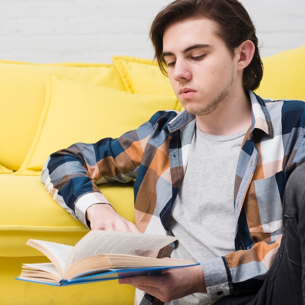 Free photo portrait of teenage boy