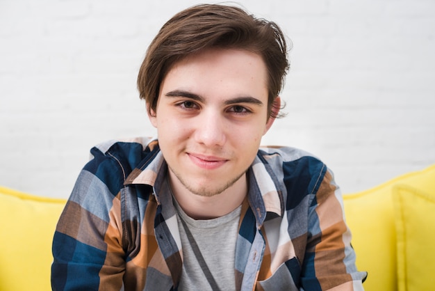 Free photo portrait of teenage boy