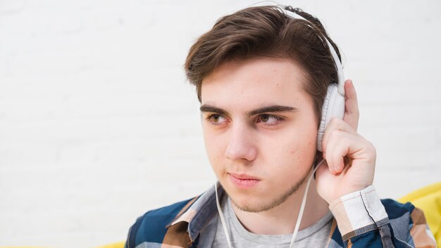 Free photo portrait of teenage boy