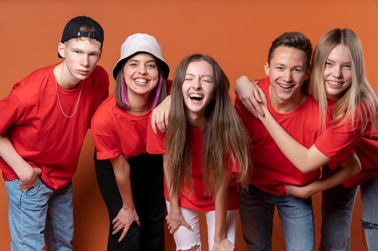 मुफ़्त फोटो portrait of teenage friends laughing together
