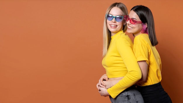 Free photo portrait of teenage friends wearing sunglasses and holding their hands
