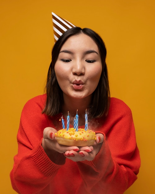 誕生日のロウソクを吹く10代の少女の肖像画