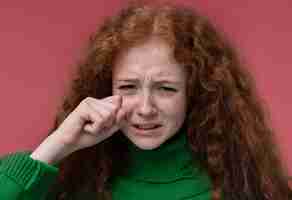 Free photo portrait of teenage girl crying