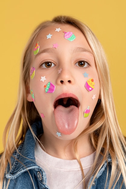 Ritratto di ragazza adolescente mantenendo la lingua fuori