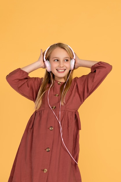 音楽を聴いている10代の少女の肖像画
