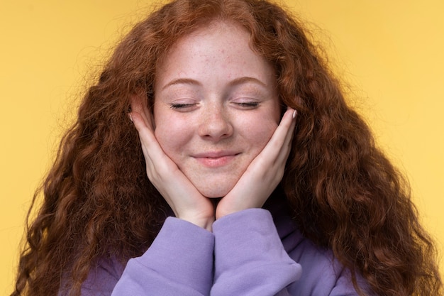 Foto gratuita ritratto di ragazza adolescente che sembra angelica