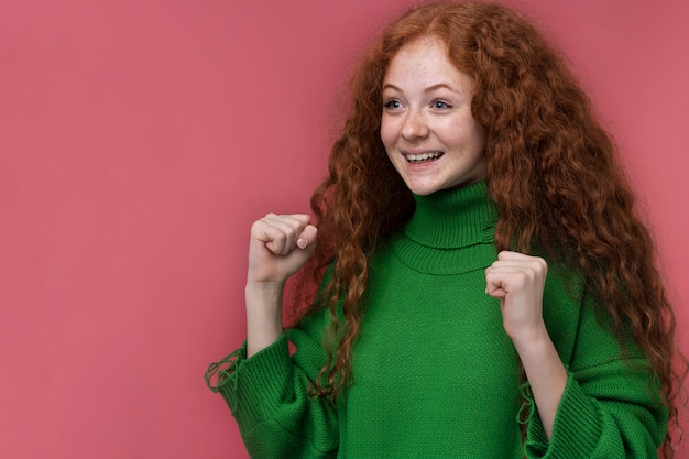 Free photo portrait of teenage girl looking hopeful