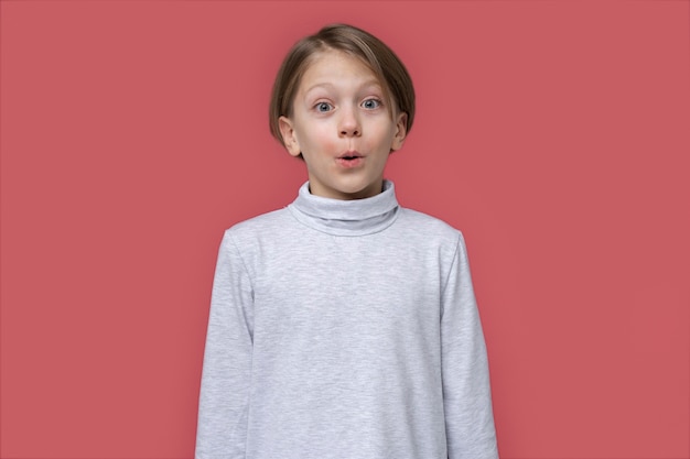 Free photo portrait of teenage girl looking surprised