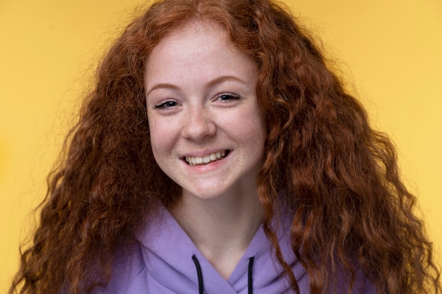 Free photo portrait of teenage girl smiling