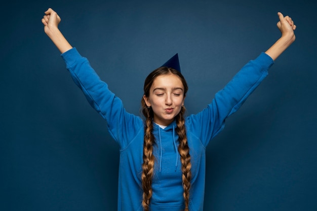 Foto gratuita ritratto di una ragazza adolescente che si allunga