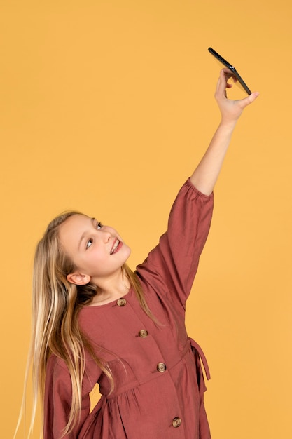 Free photo portrait of teenage girl taking a selfie