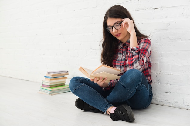 Foto gratuita ritratto di una ragazza adolescente con il libro