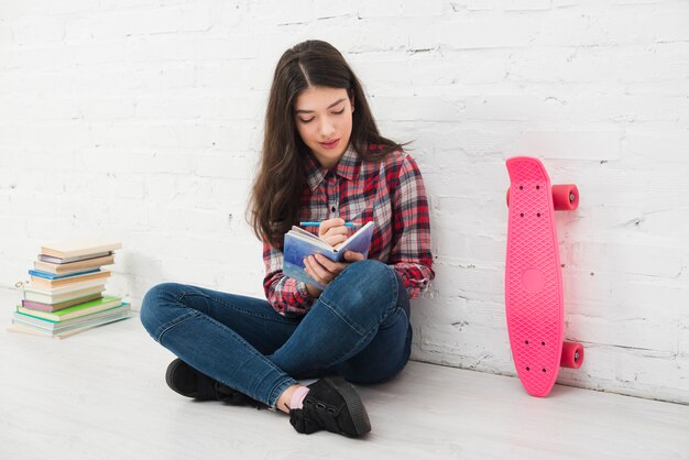 Портрет девочки-подростка с книгой