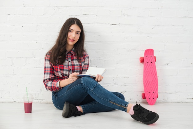 Foto gratuita ritratto di una ragazza adolescente con il libro