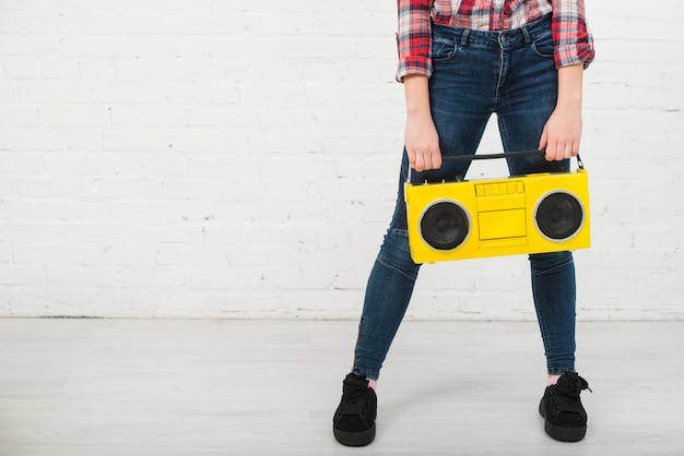 Free photo portrait of teenage girl with music concept