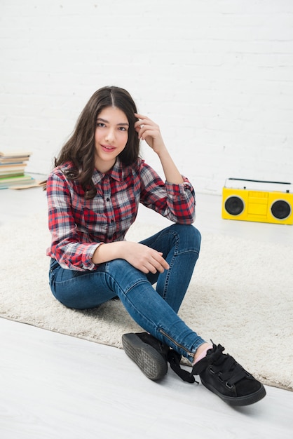 Free photo portrait of teenage girl