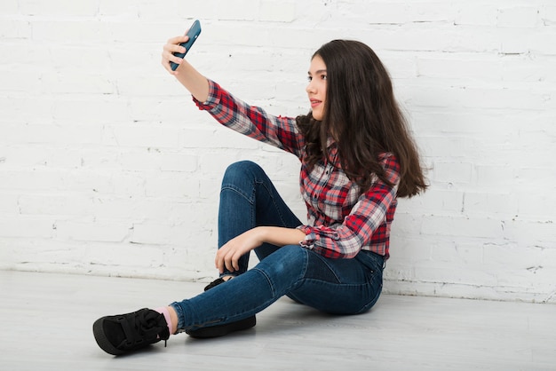 Free photo portrait of teenage girl