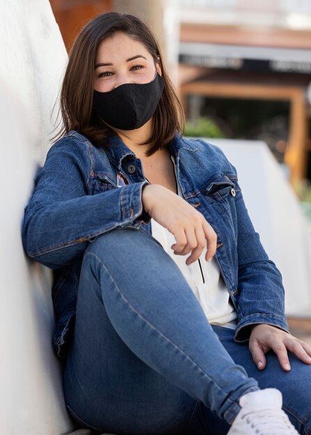 Free photo portrait of a teenager wearing a face mask