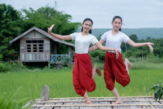 アートカルチャータイダンス、タイのタイの若い女性の肖像画