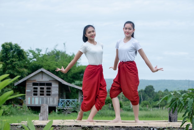 Free photo portrait of thai young lady in art culture thailand dancing, thailand