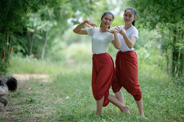 アートカルチャータイダンス、タイのタイの若い女性の肖像画