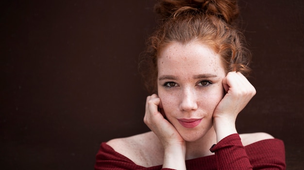 Free photo portrait of thinking redhead woman