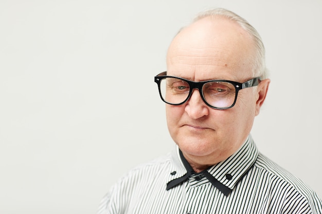 Free photo portrait of thoughtful pensioner