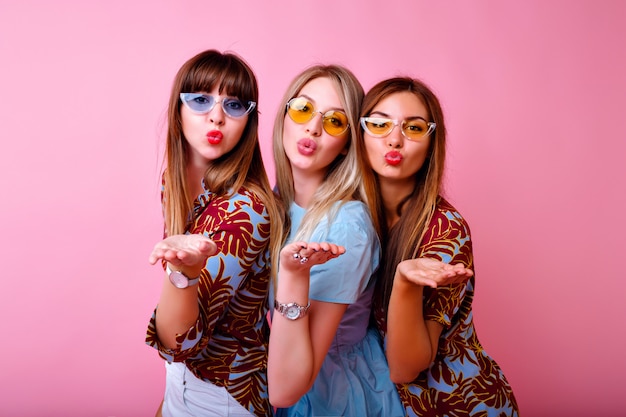 세 명의 슈퍼 이탈 한 가장 친한 친구 소녀, 행복한 긍정적 인 분위기, 여름 밝은 열대 인쇄 유행 의류 및 액세서리, 분홍색 벽, 재미 자매의 초상화.