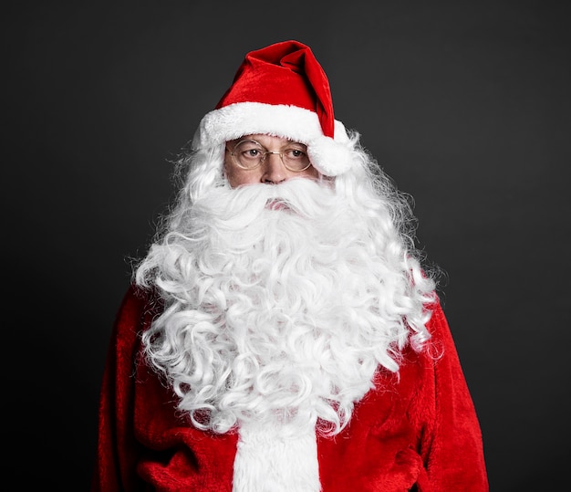 Ritratto di babbo natale stanco in studio di colpo