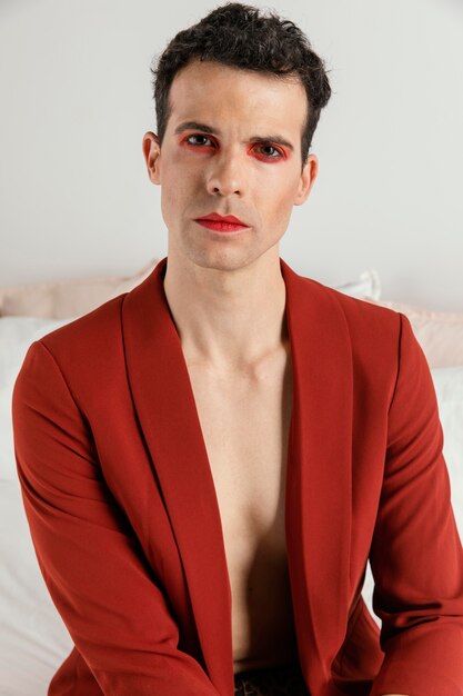 Портрет трансгендера в красной куртке