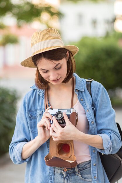 休日に撮影した写真をチェックする旅行者の肖像