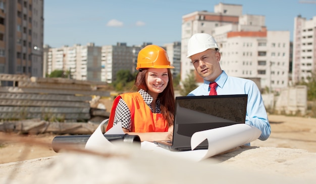 Free photo portrait of two builders  at building site