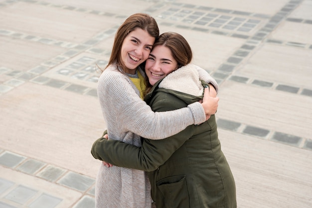 Foto gratuita ritratto di due ragazze su una piazza