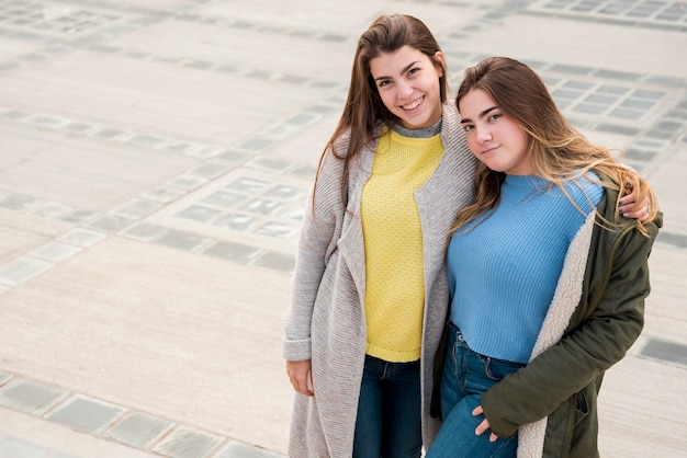 Ritratto di due ragazze in ambiente urbano divertirsi