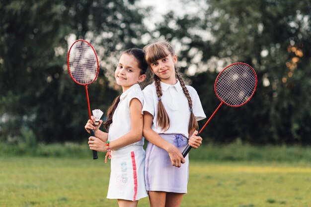 シャトルコックとバドミントンを手にした2人の笑顔の女の子の肖像