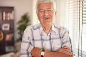 Free photo portrait of vital old man in the living room