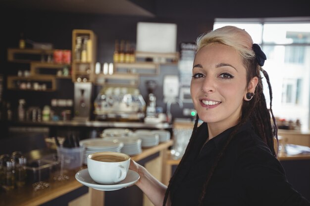 Портрет официантки с чашкой кофе