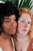 Foto gratuita ritratto di faccia di donne bianche e scure della pelle