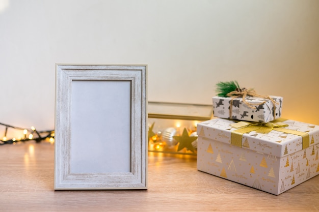 크리스마스 선물, 보켄 조명이 있는 세로 흰색 사진 프레임 모형. 고품질 사진